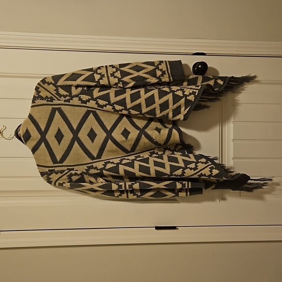 Aztec Print Knit Cardigan Size Large Grey and Beige - Picture 2 of 6
